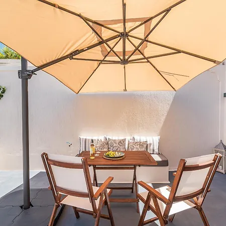 Veneston Suites, Kapari